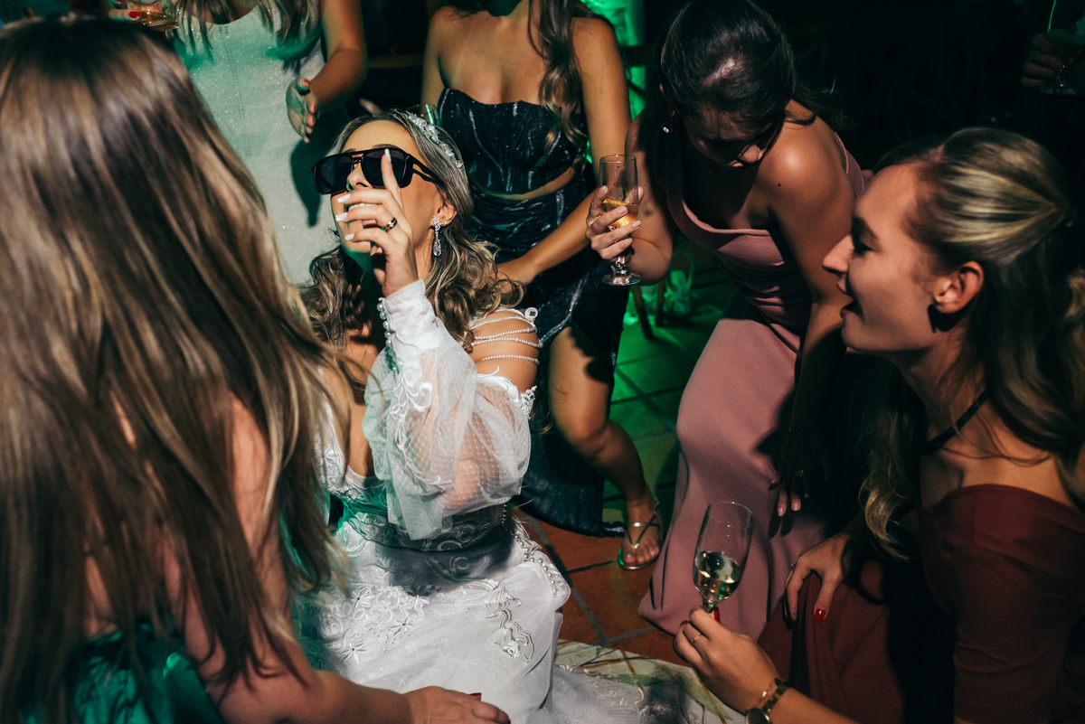 casamento de dia daniela radavelli fotógrafa na serra gaucha vestido de noiva verão festa de casamento com piscina cerimonia de casamento externa casamento em Ijuí villa bento 