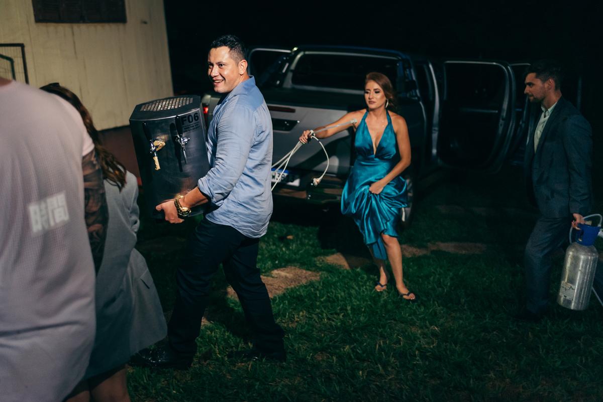 casamento de dia daniela radavelli fotógrafa na serra gaucha vestido de noiva verão festa de casamento com piscina cerimonia de casamento externa casamento em Ijuí villa bento 