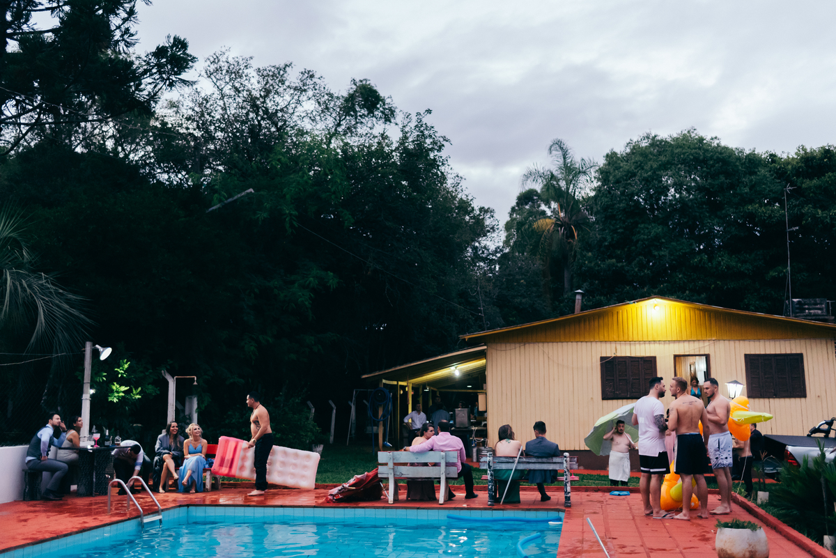 casamento de dia daniela radavelli fotógrafa na serra gaucha vestido de noiva verão festa de casamento com piscina cerimonia de casamento externa casamento em Ijuí villa bento 