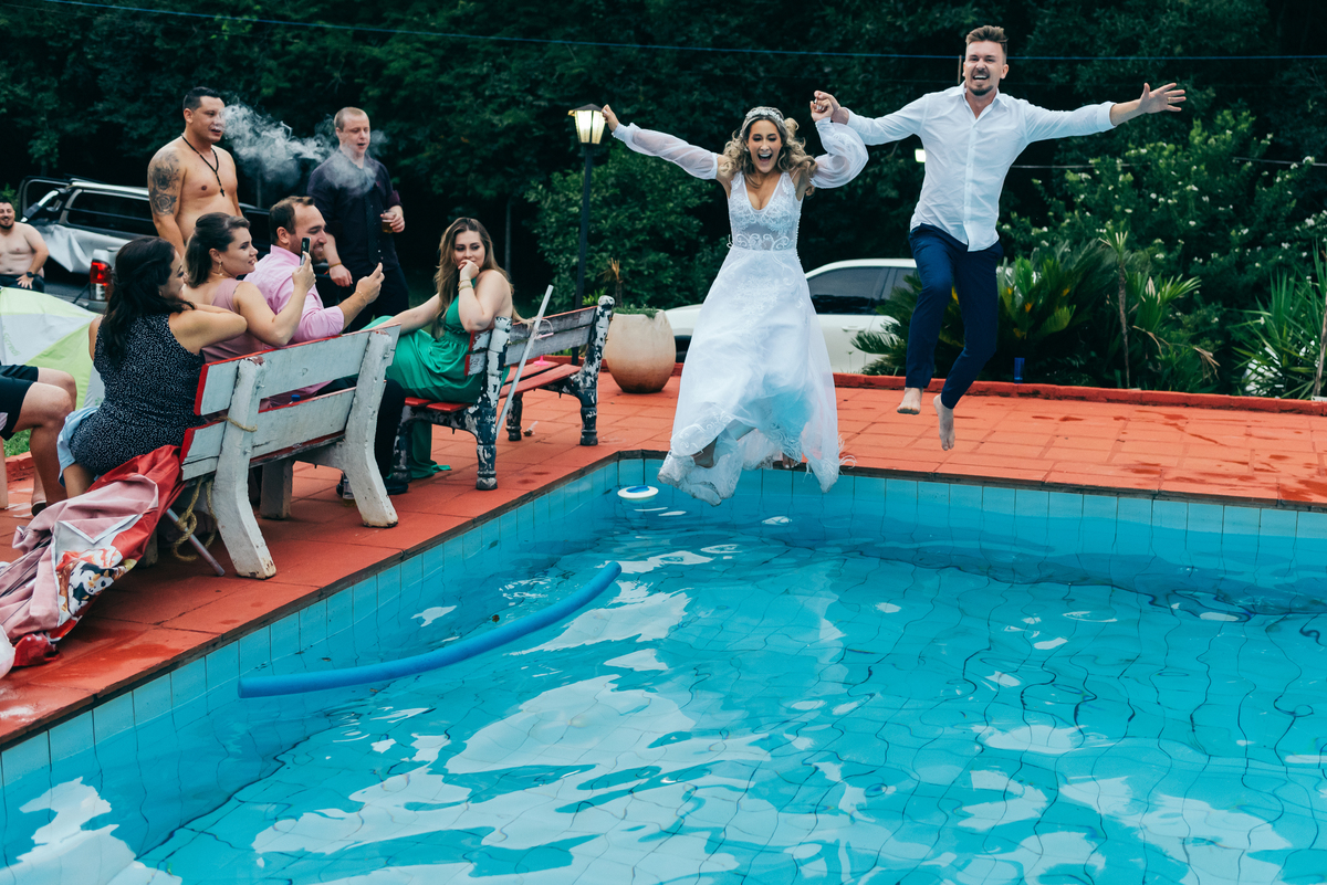 casamento de dia daniela radavelli fotógrafa na serra gaucha vestido de noiva verão festa de casamento com piscina cerimonia de casamento externa casamento em Ijuí villa bento 
