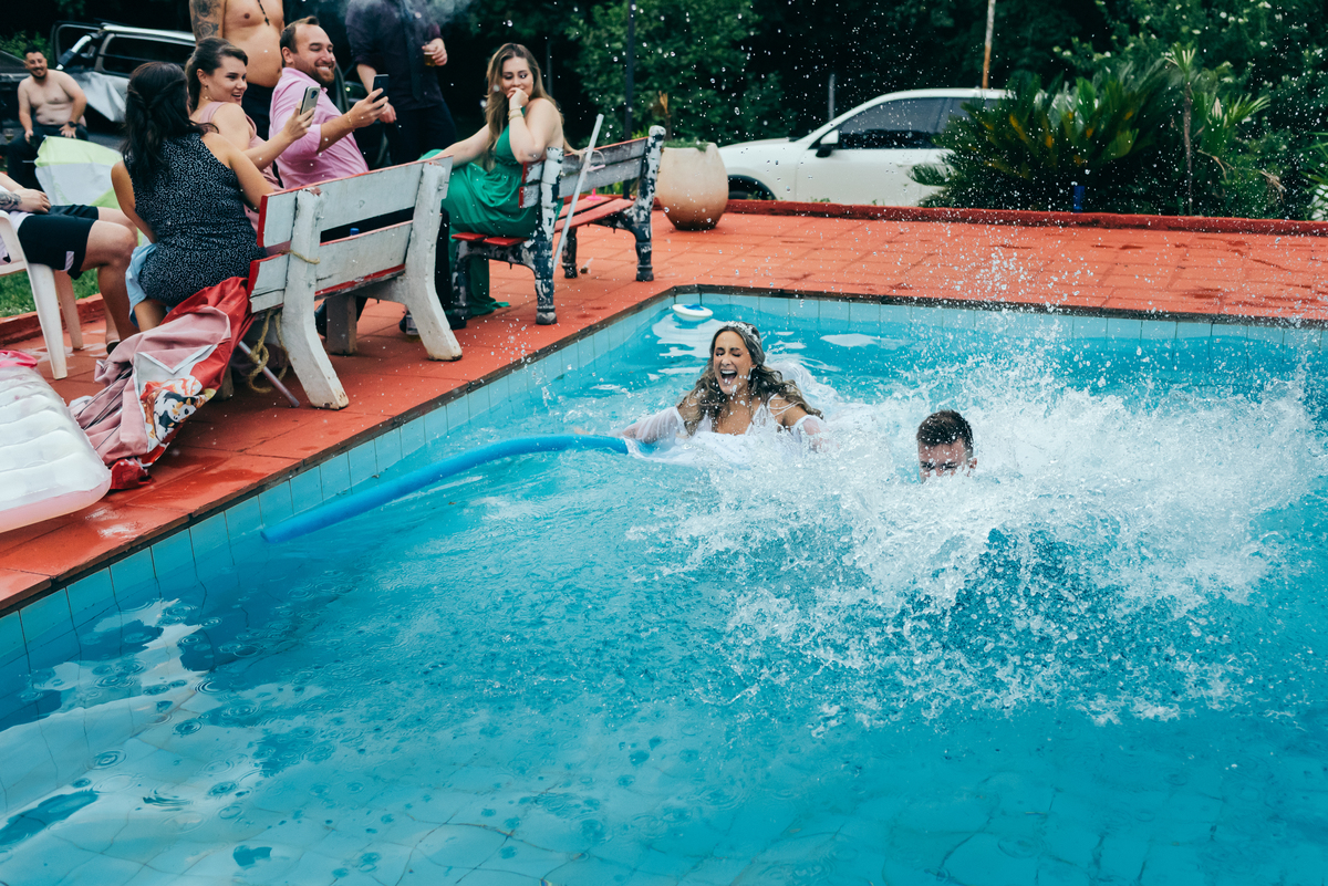 casamento de dia daniela radavelli fotógrafa na serra gaucha vestido de noiva verão festa de casamento com piscina cerimonia de casamento externa casamento em Ijuí villa bento 