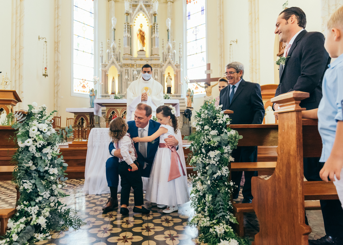 casamento de dia daniela radavelli fotografa buque de noiva casamento na igreja mini casamento villa matuella casamento na serra gaucha festa de casamento externa