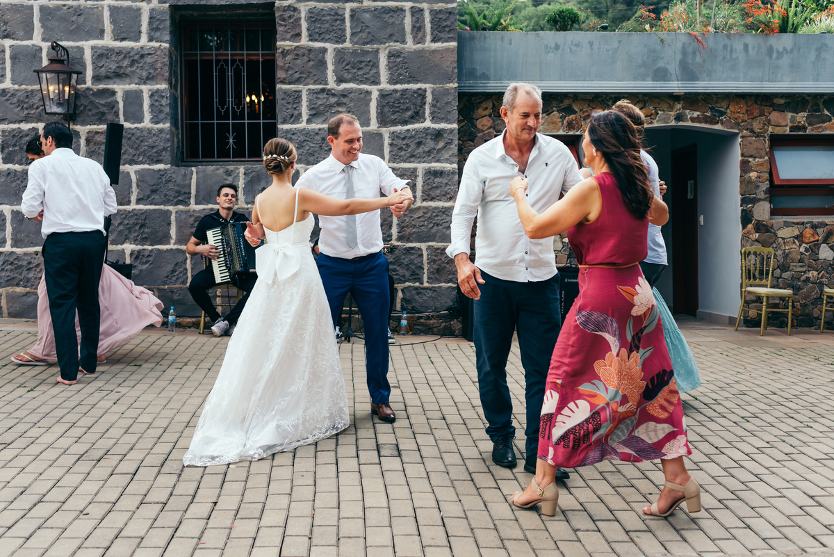 casamento de dia daniela radavelli fotografa buque de noiva casamento na igreja mini casamento villa matuella casamento na serra gaucha festa de casamento externa