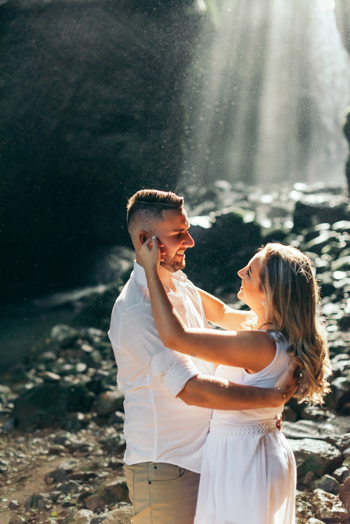 ensaio de casal daniela radavelli fotografia pré wedding ensaio externo ensaio na cachoeira Cascata das Andorinhas riozinho