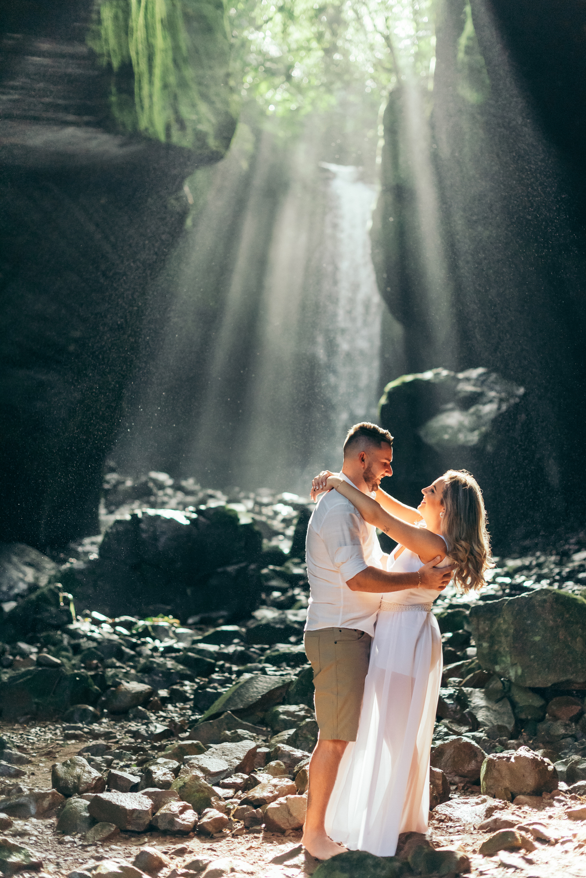 ensaio de casal daniela radavelli fotografia pré wedding ensaio externo ensaio na cachoeira Cascata das Andorinhas riozinho