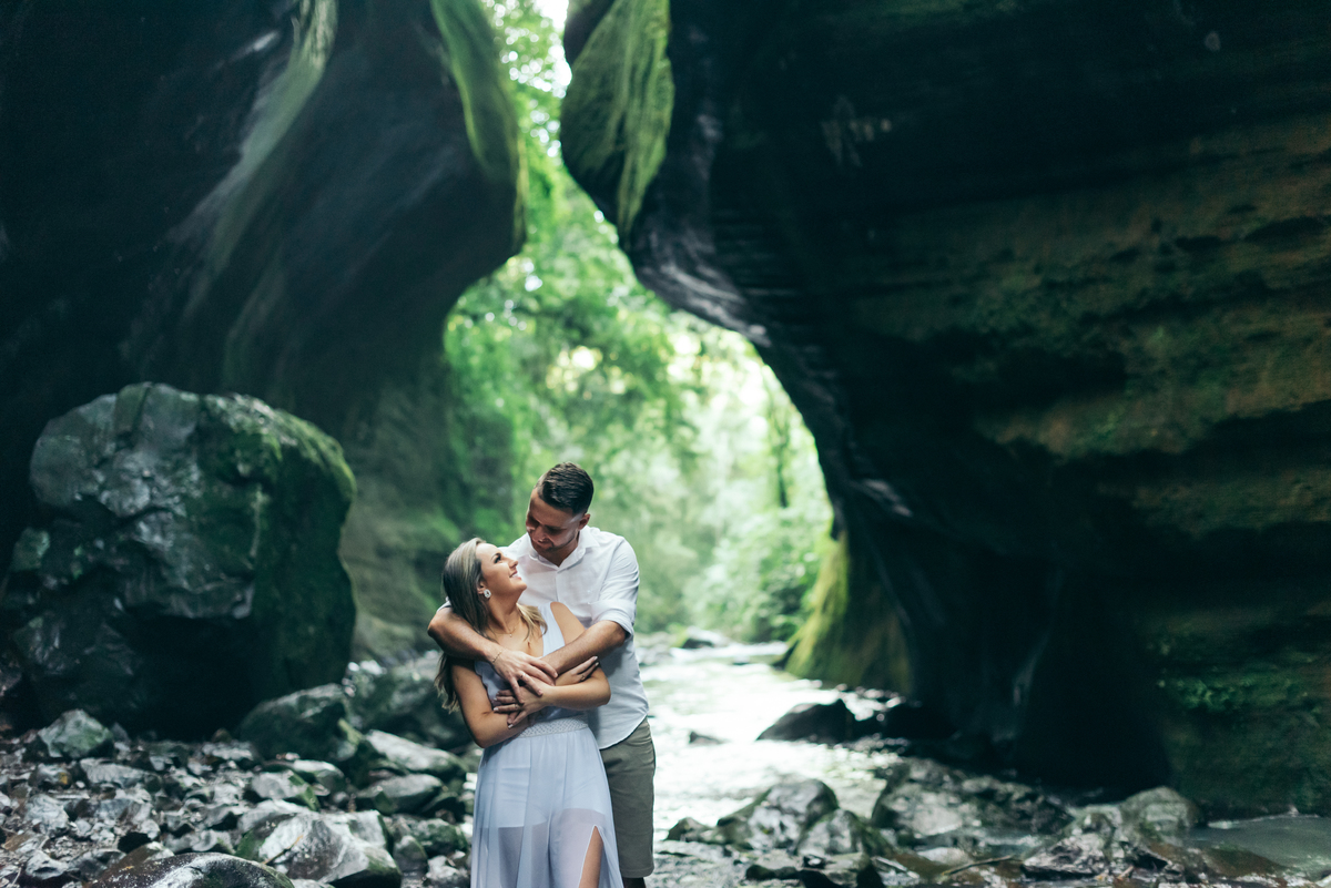 ensaio de casal daniela radavelli fotografia pré wedding ensaio externo ensaio na cachoeira Cascata das Andorinhas riozinho