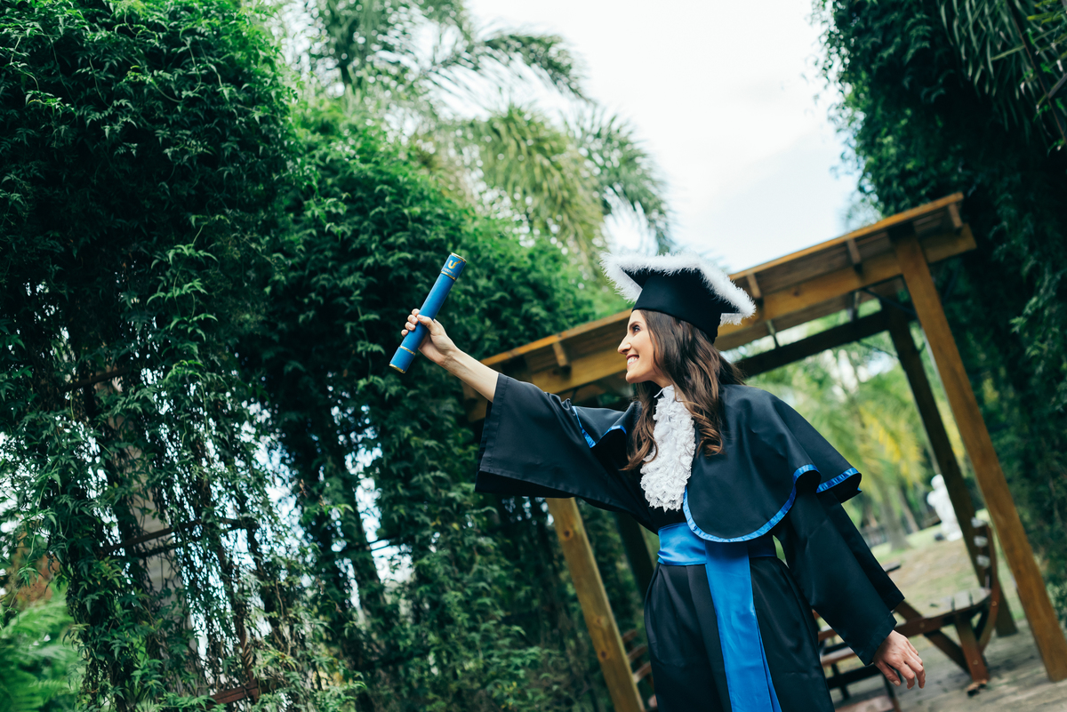 ensaio formatura daniela radavelli fotografia fotos de toga fotos de formatura casa valduga vale dos vinhedos ensaio com cachorro doglovers