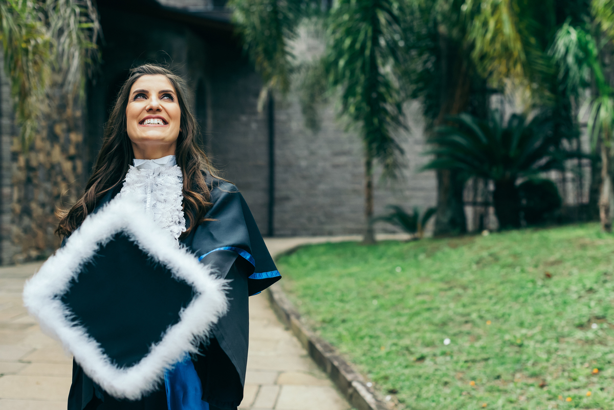 ensaio formatura daniela radavelli fotografia fotos de toga fotos de formatura casa valduga vale dos vinhedos ensaio com cachorro doglovers