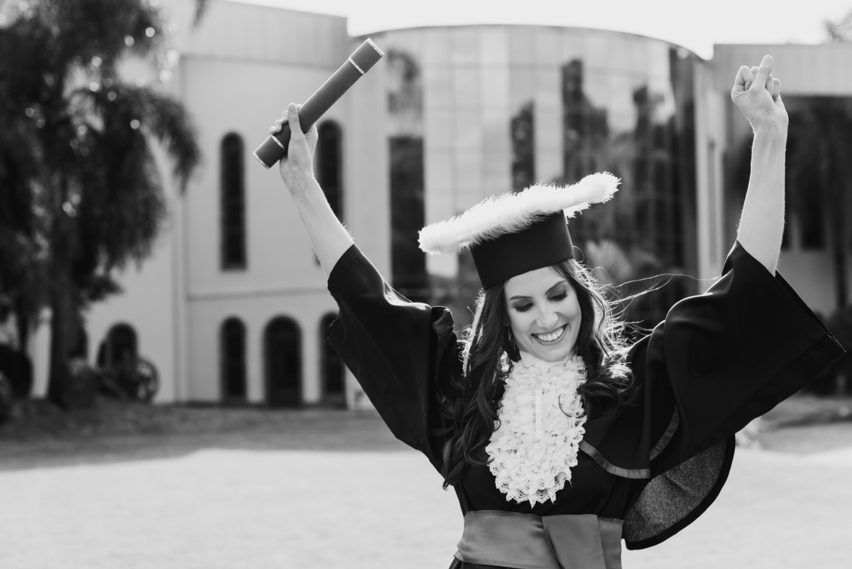 ensaio formatura daniela radavelli fotografia fotos de toga fotos de formatura casa valduga vale dos vinhedos ensaio com cachorro doglovers