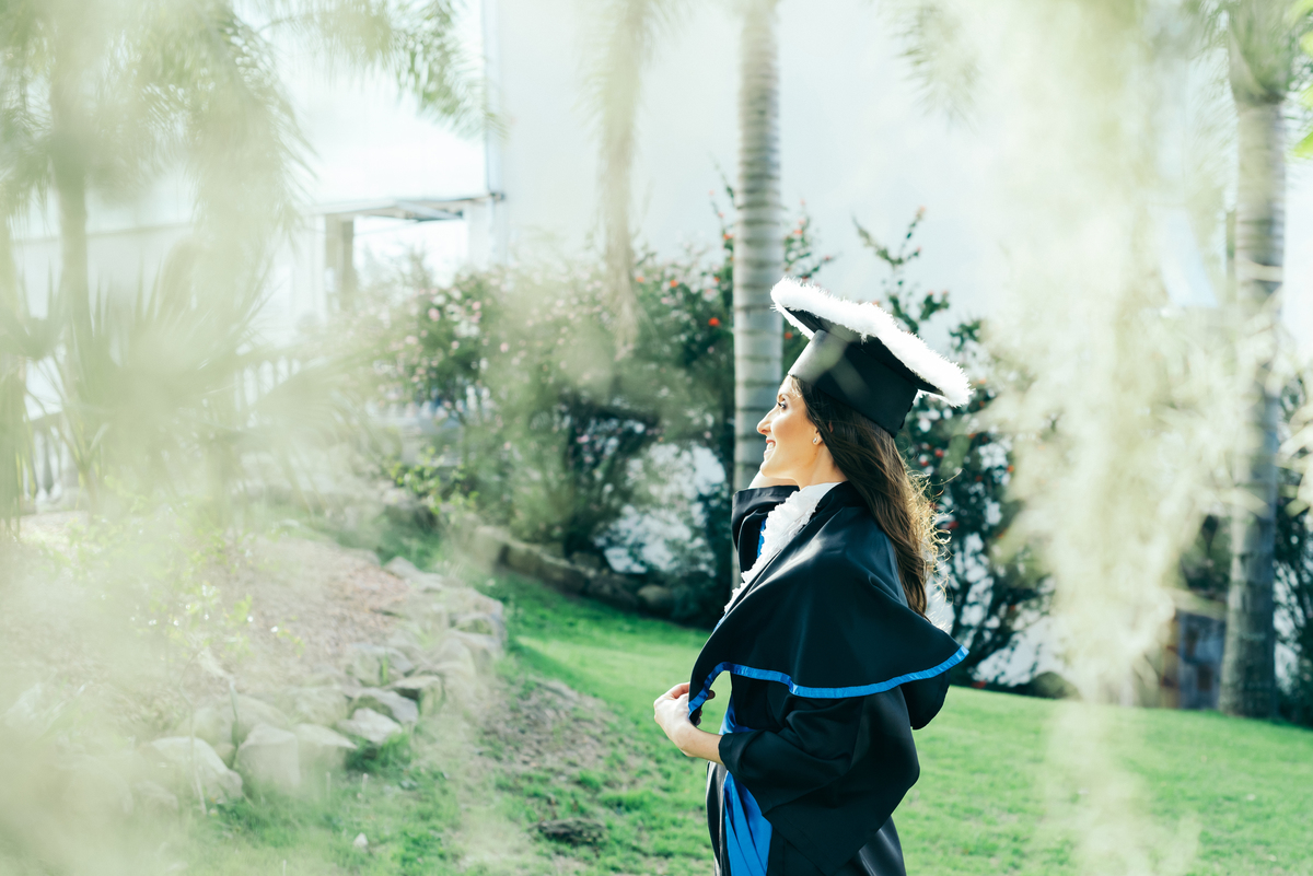 ensaio formatura daniela radavelli fotografia fotos de toga fotos de formatura casa valduga vale dos vinhedos ensaio com cachorro doglovers