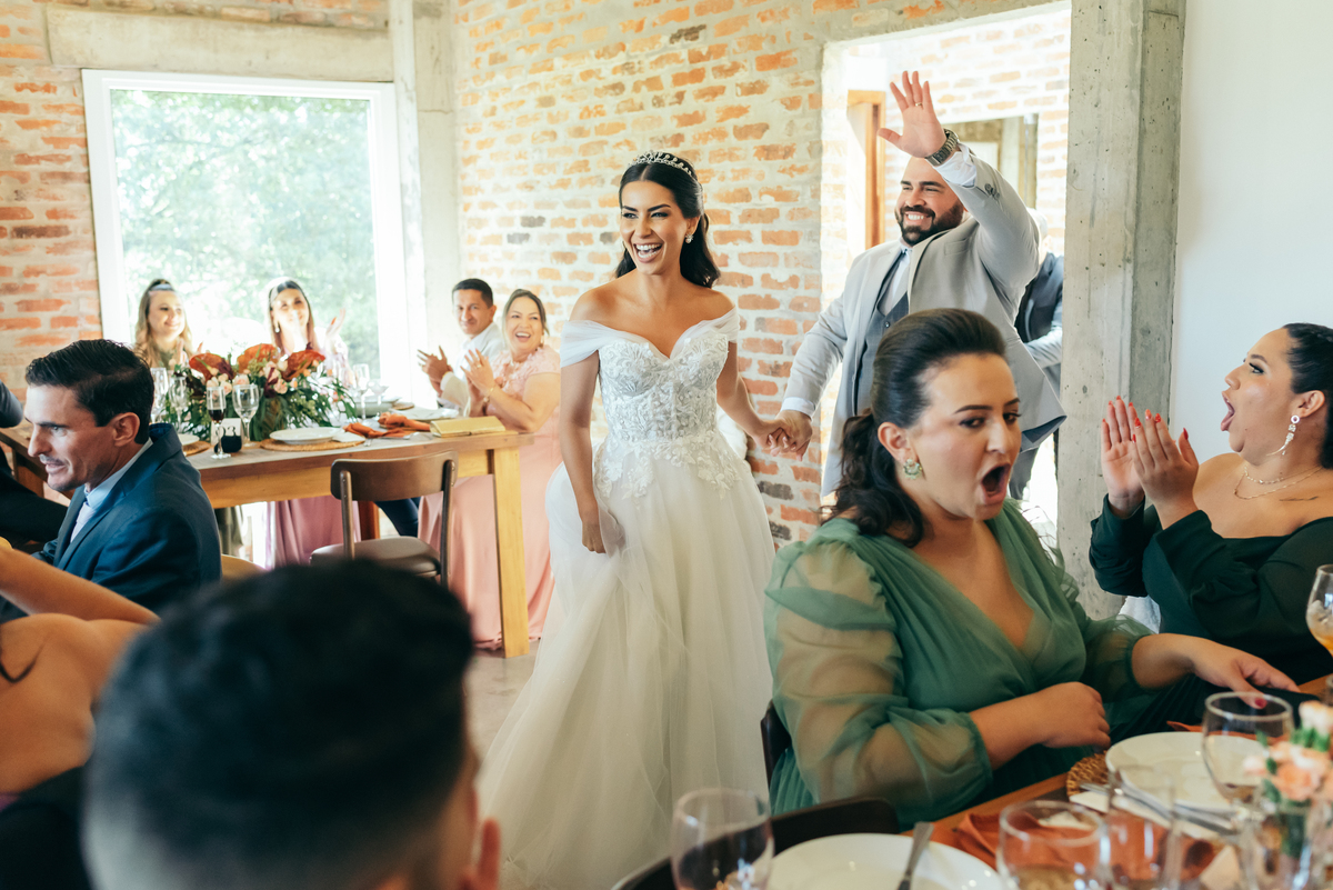 noiva fake trolagem do noivo destination wedding vale dos vinhedos fotografa de casamento na serra gaucha daniela radavelli fotografia casamento de dia 