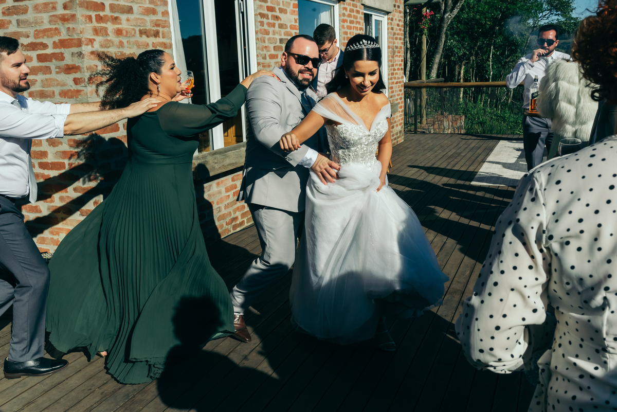 noiva fake trolagem do noivo destination wedding vale dos vinhedos fotografa de casamento na serra gaucha daniela radavelli fotografia casamento de dia 