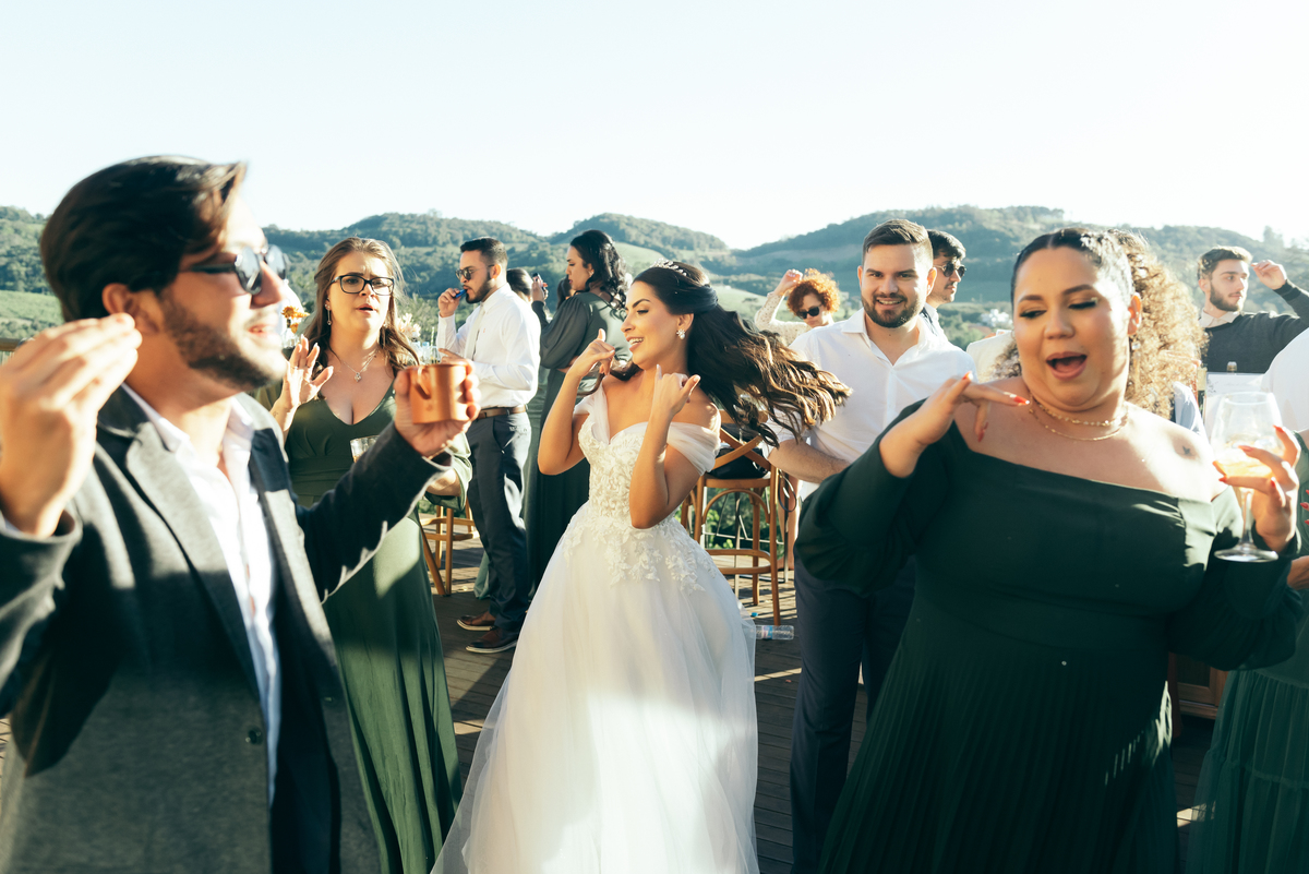 noiva fake trolagem do noivo destination wedding vale dos vinhedos fotografa de casamento na serra gaucha daniela radavelli fotografia casamento de dia 