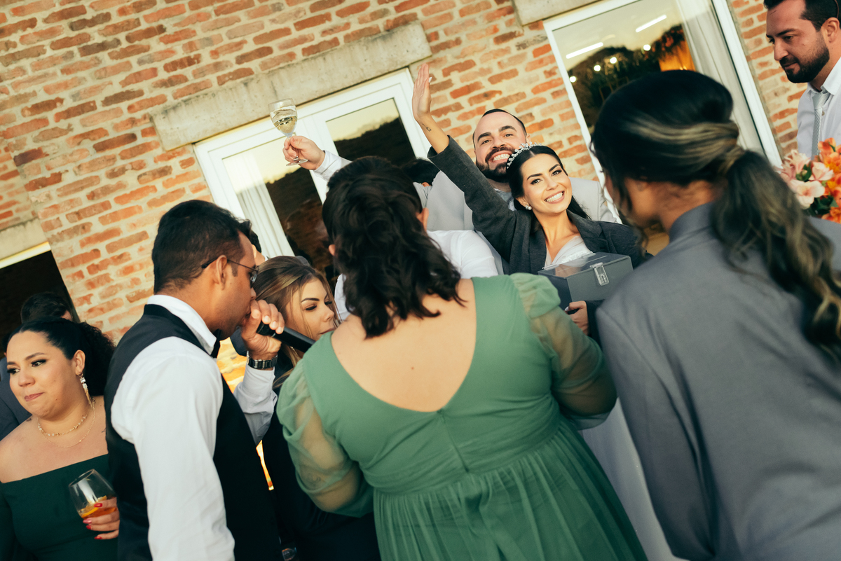 noiva fake trolagem do noivo destination wedding vale dos vinhedos fotografa de casamento na serra gaucha daniela radavelli fotografia casamento de dia 