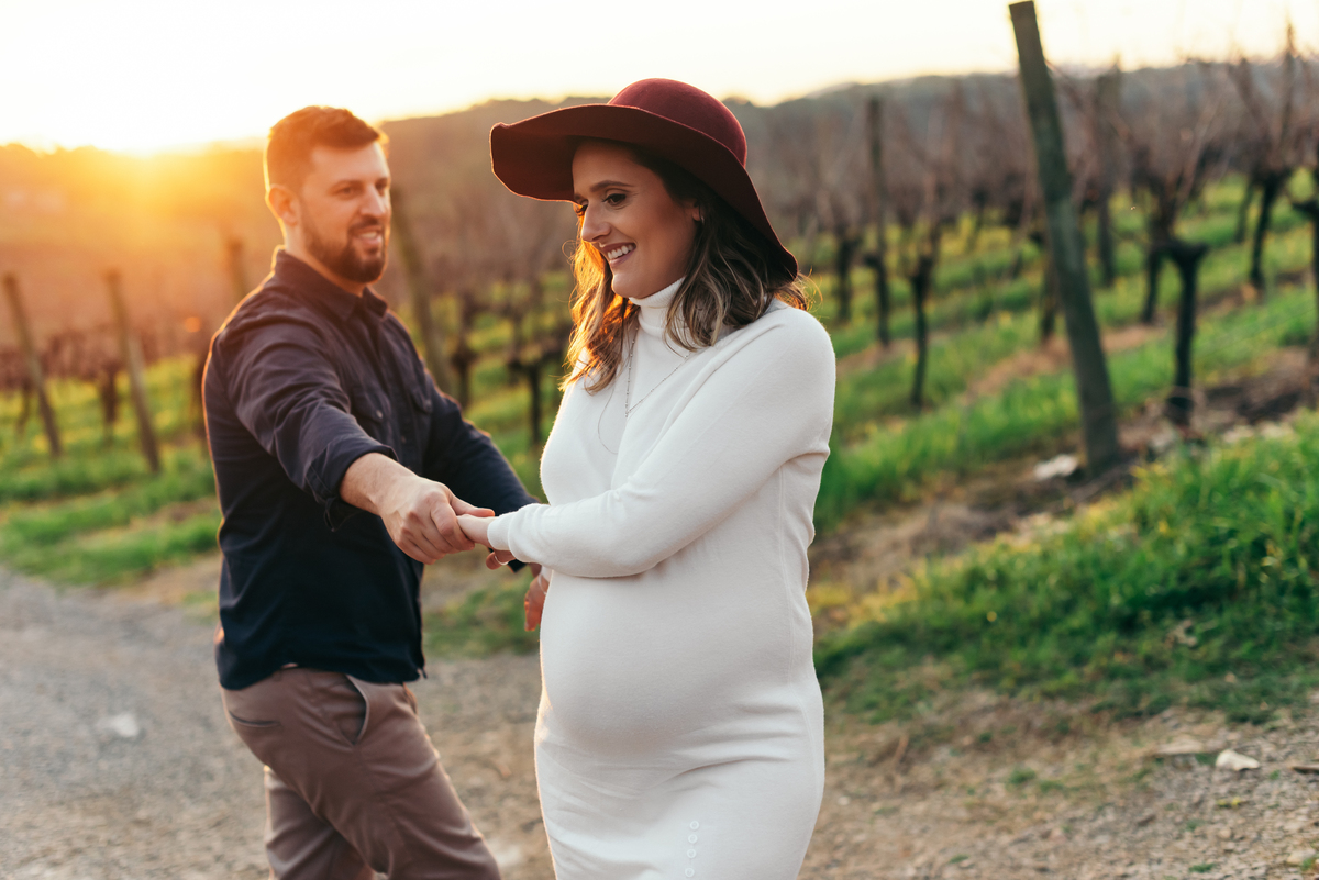 ensaio de gestante ensaio na vinicola casa valduga daniela radavelli fotografia look de gestante  ensaio gestante vale dos vinhedos ensaio a espera de gemeos