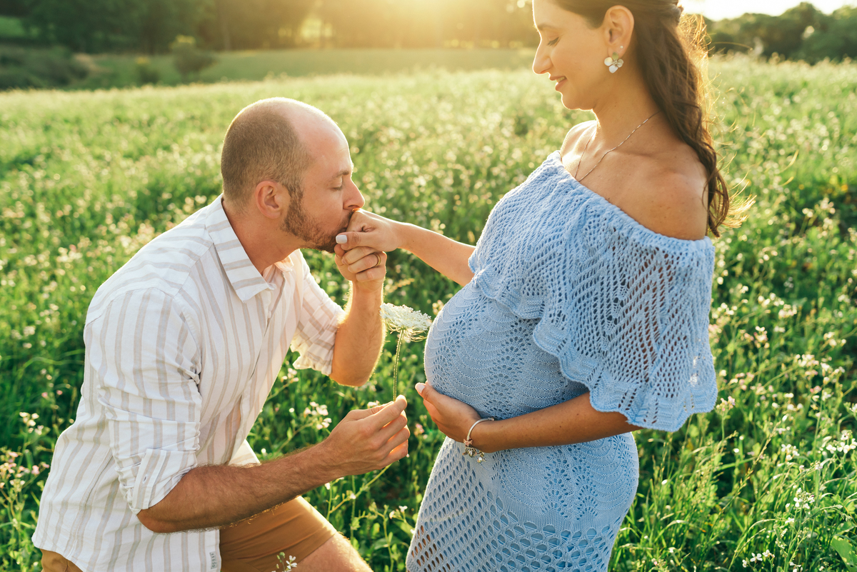 ensaio de gestante ensaio na vinicola don giovanni daniela radavelli fotografia look de gestante ensaio gestante vale dos vinhedos ensaio com por do sol ensaio família ensaio no campo 