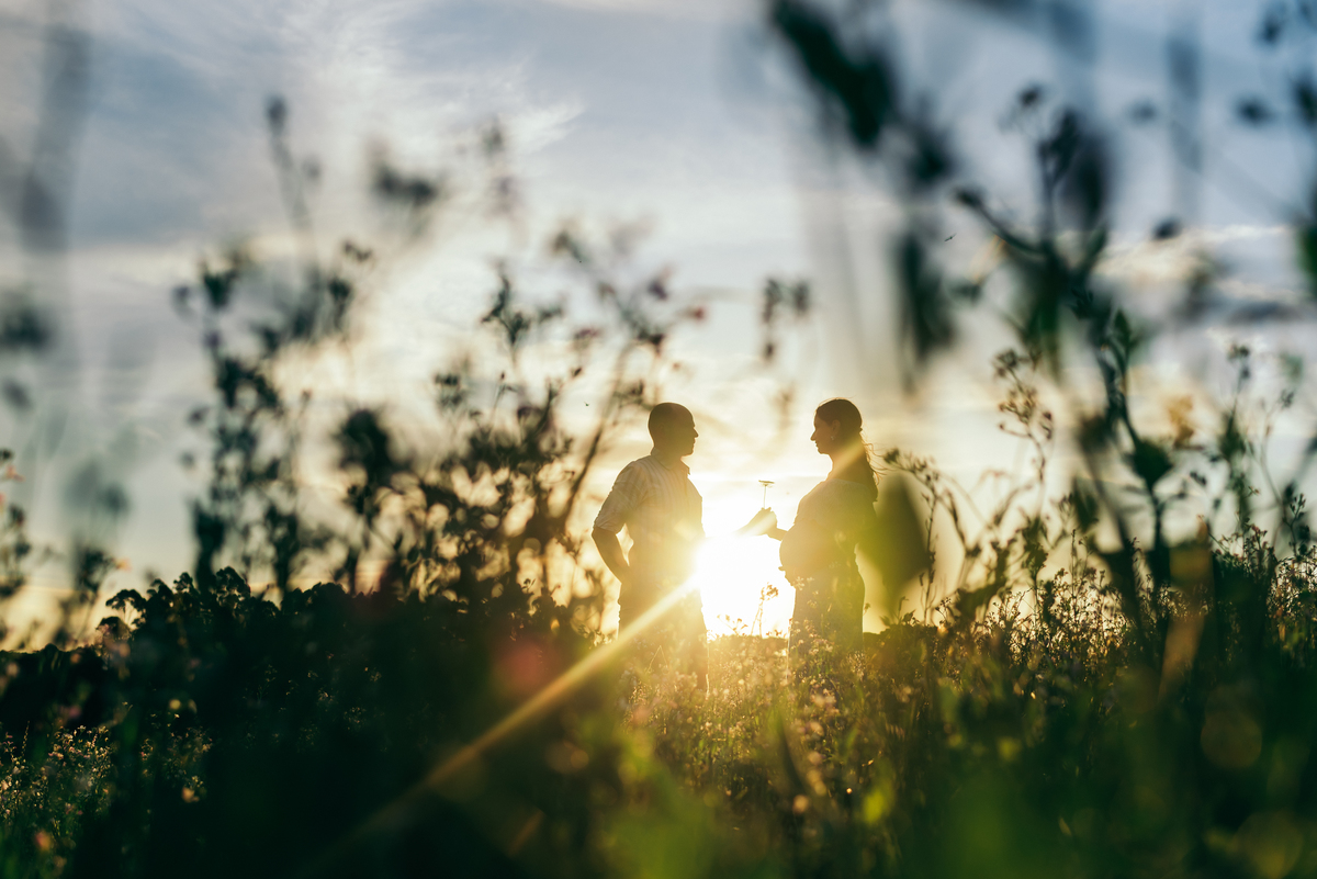 ensaio de gestante ensaio na vinicola don giovanni daniela radavelli fotografia look de gestante ensaio gestante vale dos vinhedos ensaio com por do sol ensaio família ensaio no campo