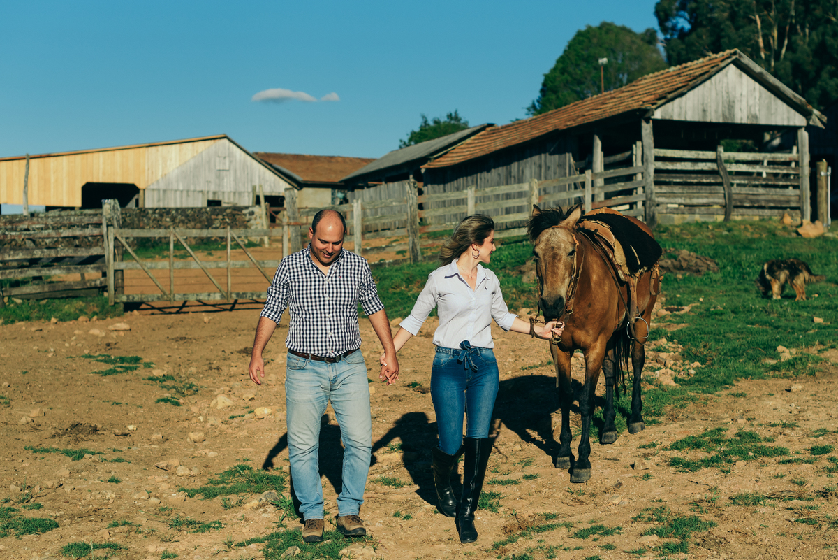ensaio pré wedding daniela radavelli fotografia ensaio de casal fotos rurais ensaio pré casamento ensaio com cavalo ensaio no campo