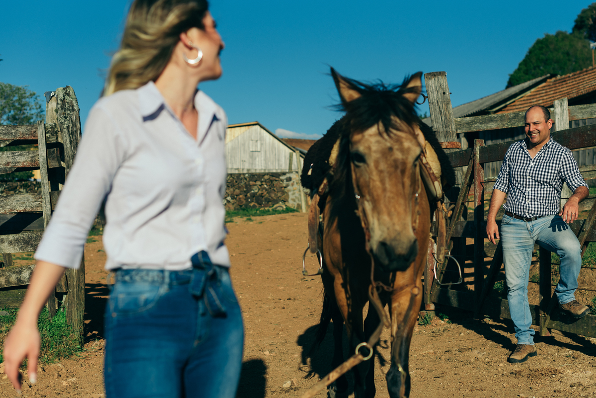 ensaio pré wedding daniela radavelli fotografia ensaio de casal fotos rurais ensaio pré casamento ensaio com cavalo ensaio no campo