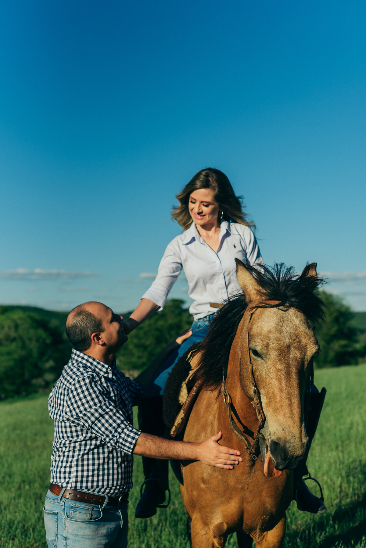 ensaio pré wedding daniela radavelli fotografia ensaio de casal fotos rurais ensaio pré casamento ensaio com cavalo ensaio no campo
