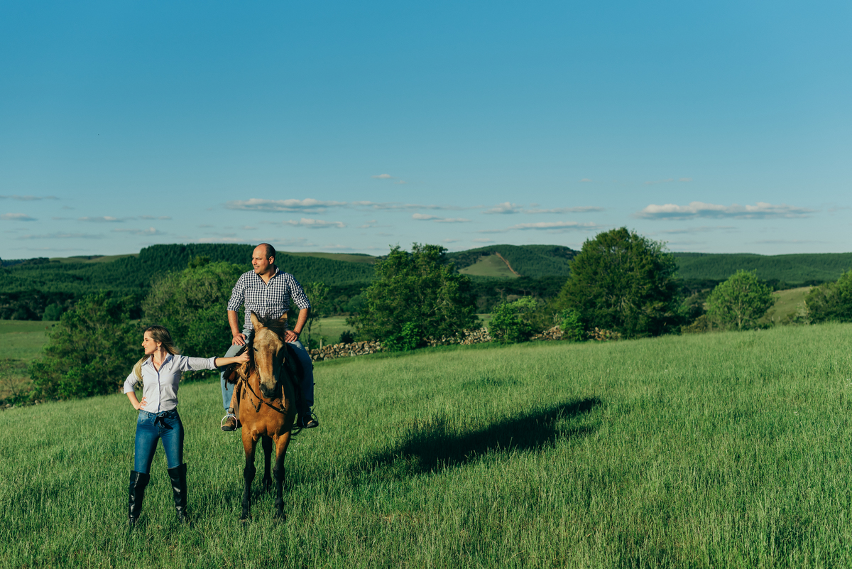 ensaio pré wedding daniela radavelli fotografia ensaio de casal fotos rurais ensaio pré casamento ensaio com cavalo ensaio no campo