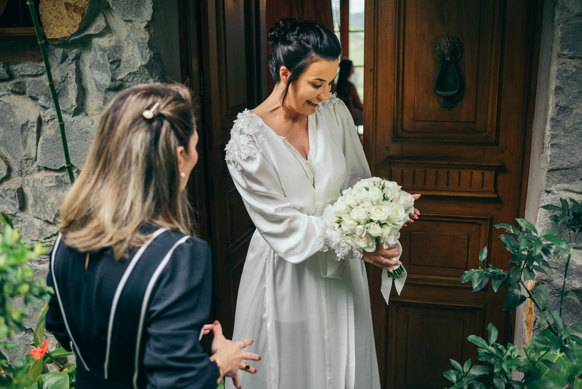 Making of noiva e noivo junto make de noiva cabelo de noiva casamento na igreja buque casamento daniela radavelli fotografia  