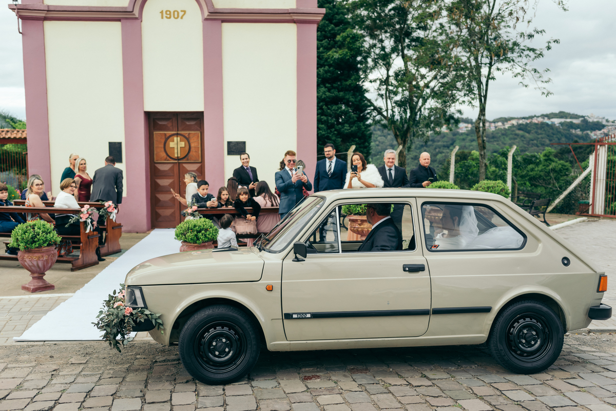cerimonia na igreja casamento de dia daniela radavelli fotografia chegada da noiva fiat 147