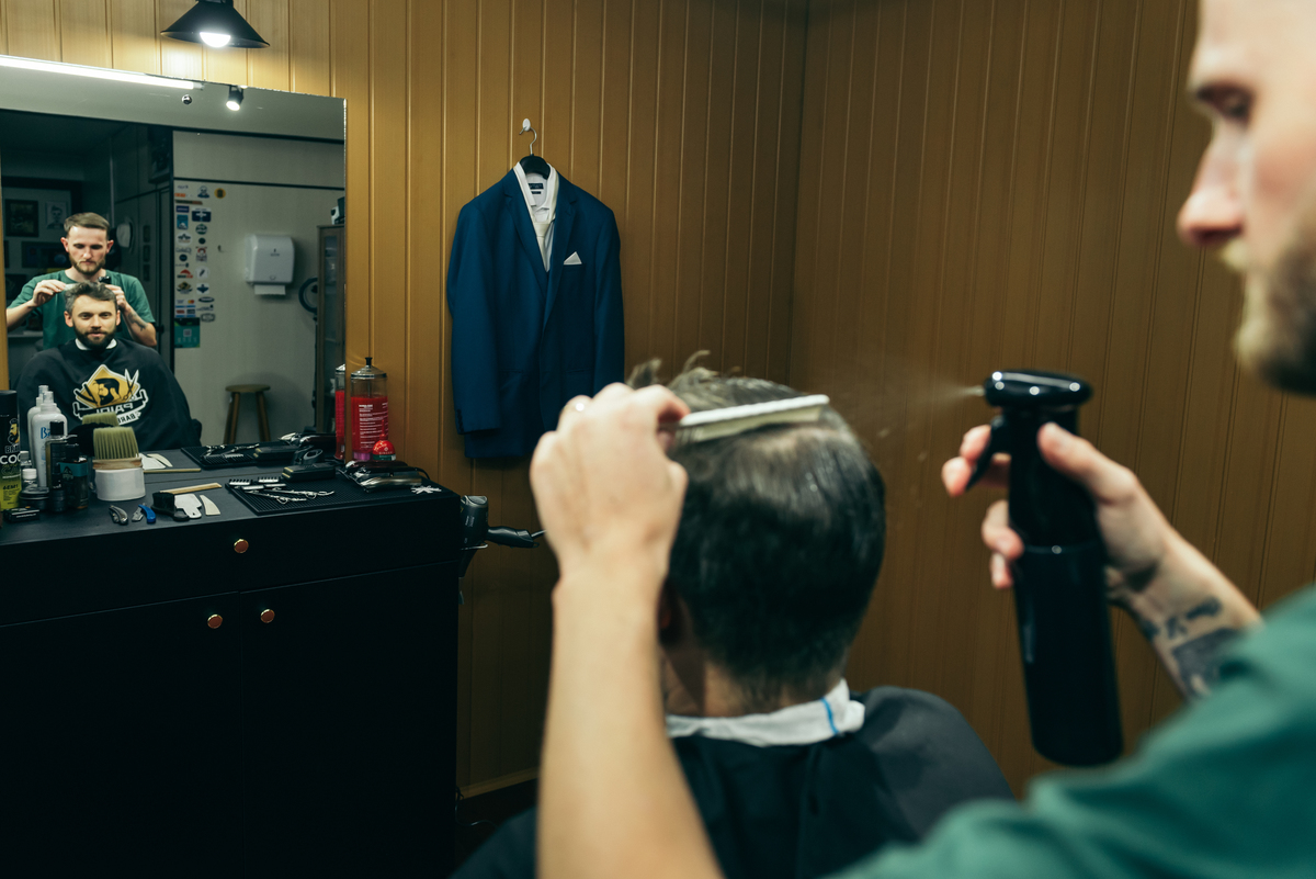 daniela radavelli fotógrafa na serra gaucha cerimonia de casamento casamento em carlos barbosa making of noivo na barbearia