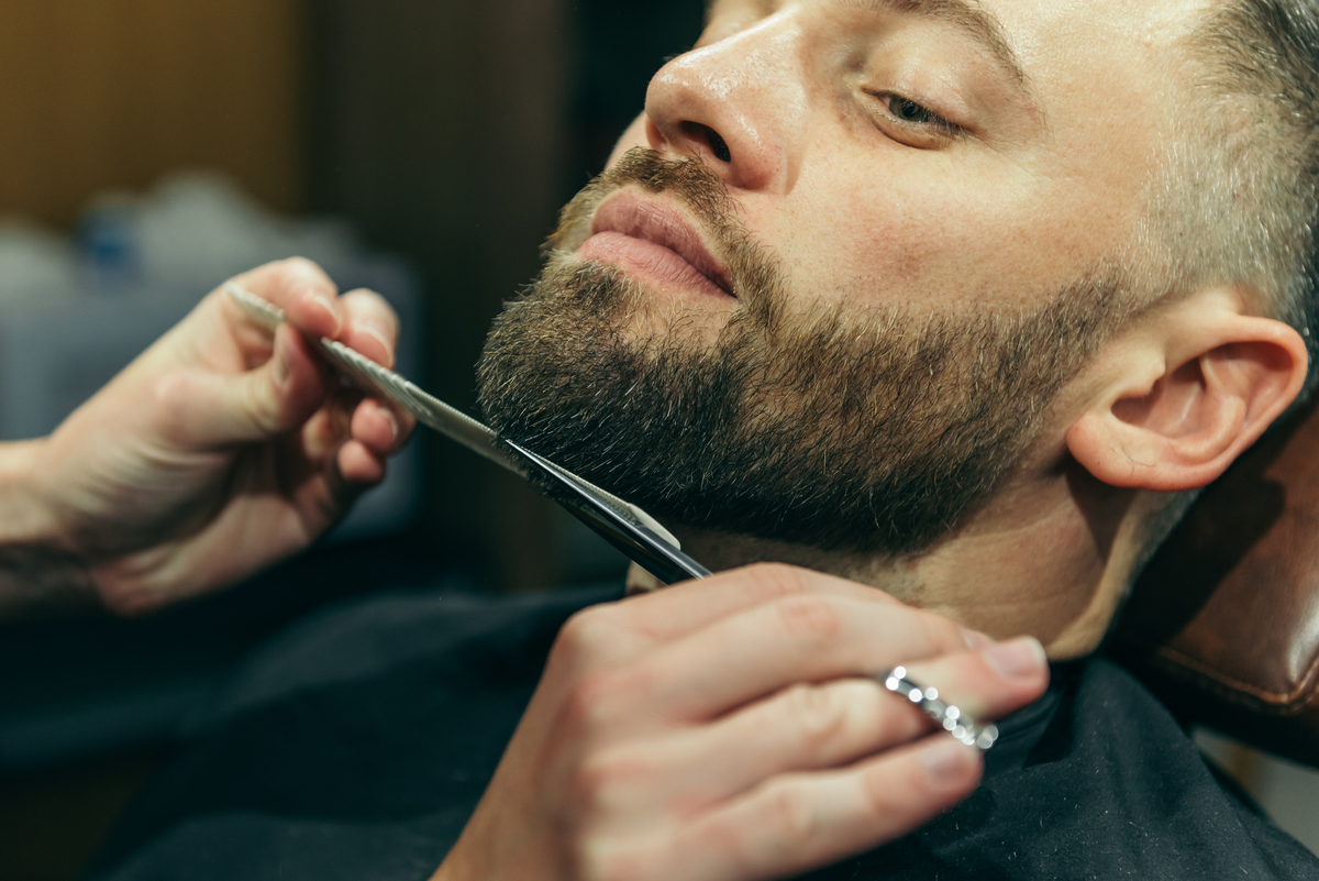 daniela radavelli fotógrafa na serra gaucha cerimonia de casamento casamento em carlos barbosa making of noivo na barbearia