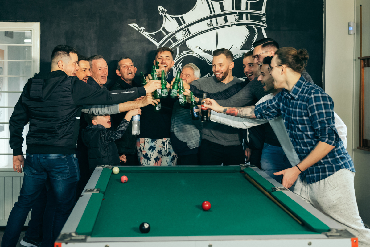 daniela radavelli fotógrafa na serra gaucha cerimonia de casamento casamento em carlos barbosa making of noivo na barbearia