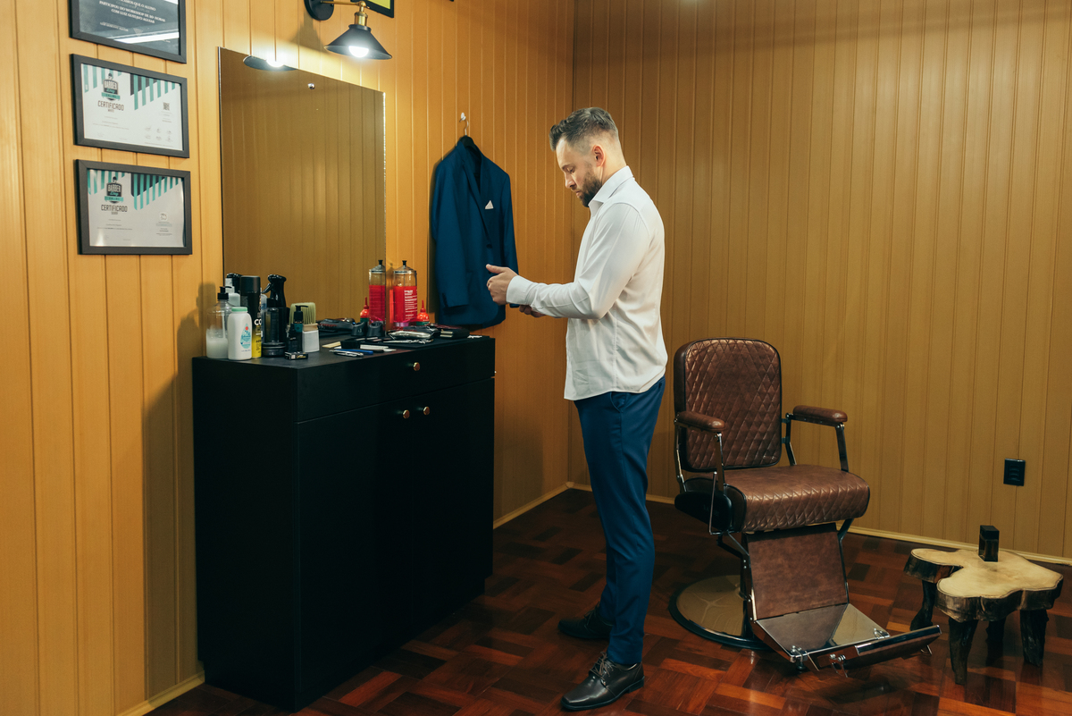 daniela radavelli fotógrafa na serra gaucha cerimonia de casamento casamento em carlos barbosa making of noivo na barbearia