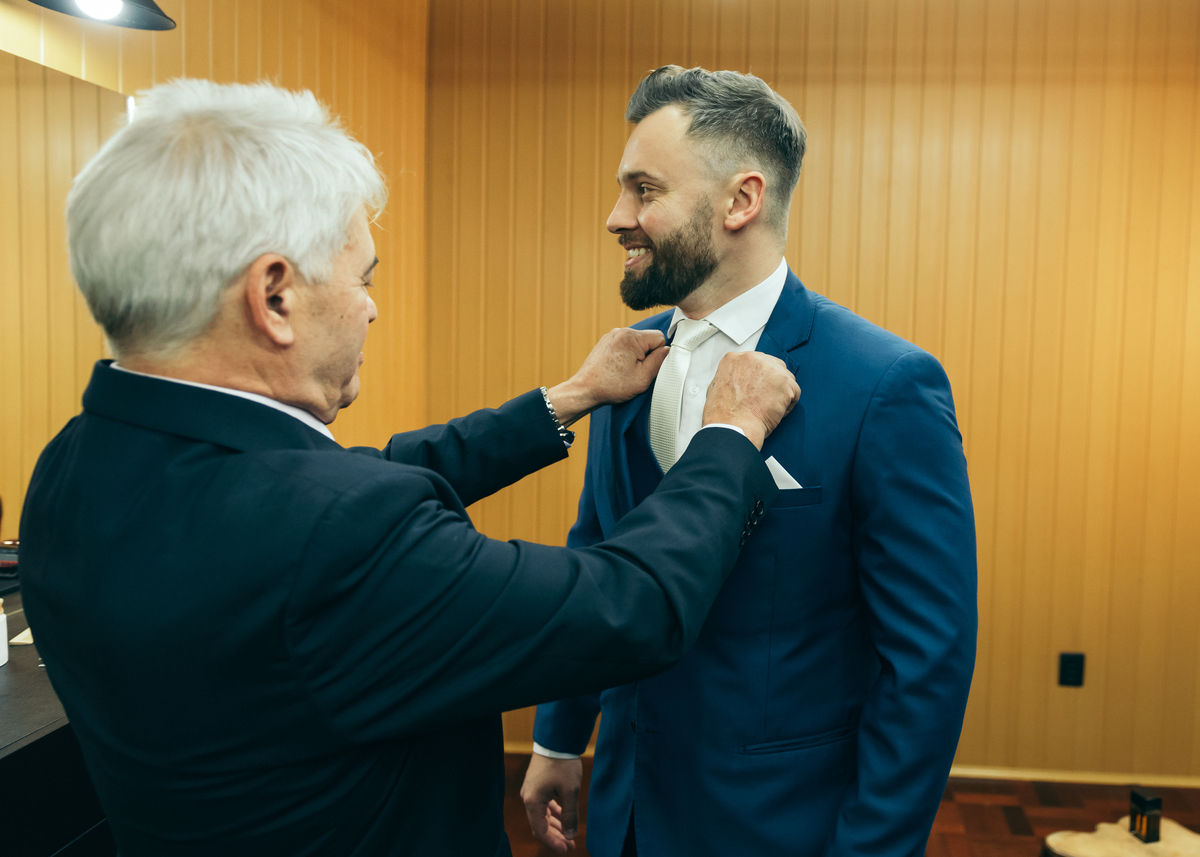 daniela radavelli fotógrafa na serra gaucha cerimonia de casamento casamento em carlos barbosa making of noivo na barbearia