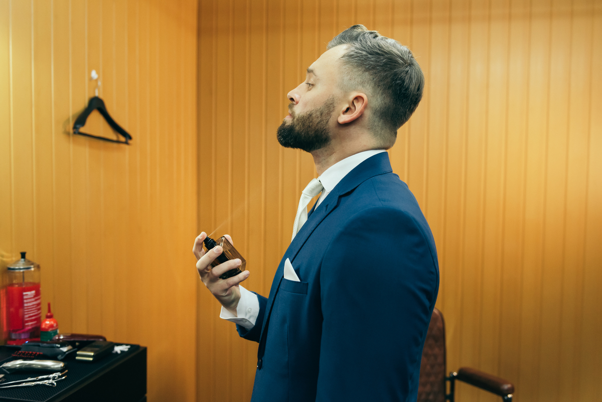 daniela radavelli fotógrafa na serra gaucha cerimonia de casamento casamento em carlos barbosa making of noivo na barbearia