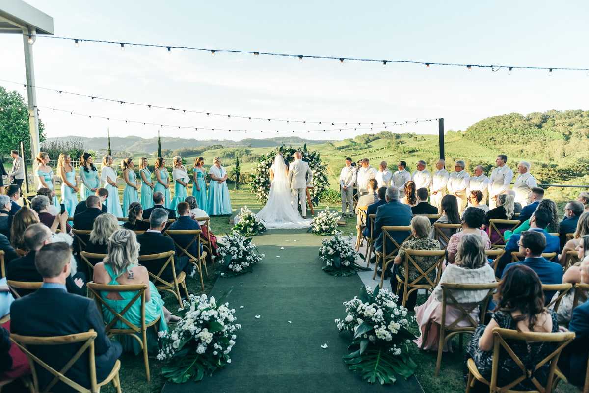 casamento de dia daniela radavelli fotógrafa na serra gaucha vestido de noiva cerimonia de casamento externo casamento  vale dos vinhedos