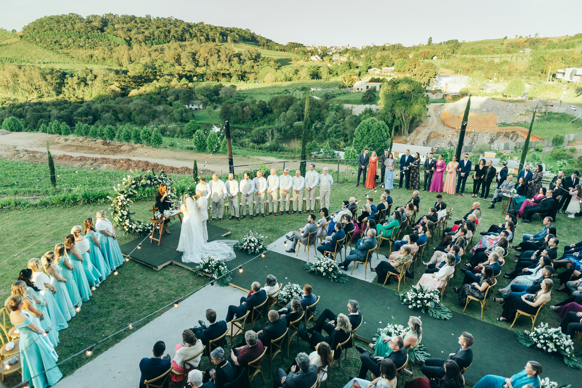 casamento de dia daniela radavelli fotógrafa na serra gaucha vestido de noiva cerimonia de casamento externo casamento vale dos vinhedos