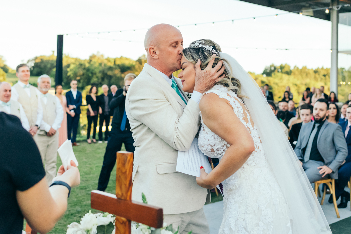 casamento de dia daniela radavelli fotógrafa na serra gaucha vestido de noiva cerimonia de casamento externo casamento vale dos vinhedos