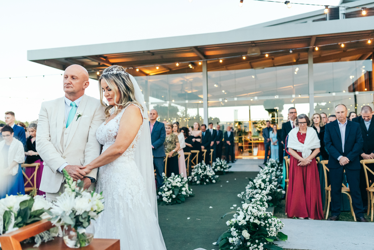 casamento de dia daniela radavelli fotógrafa na serra gaucha vestido de noiva cerimonia de casamento externo casamento  vale dos vinhedos