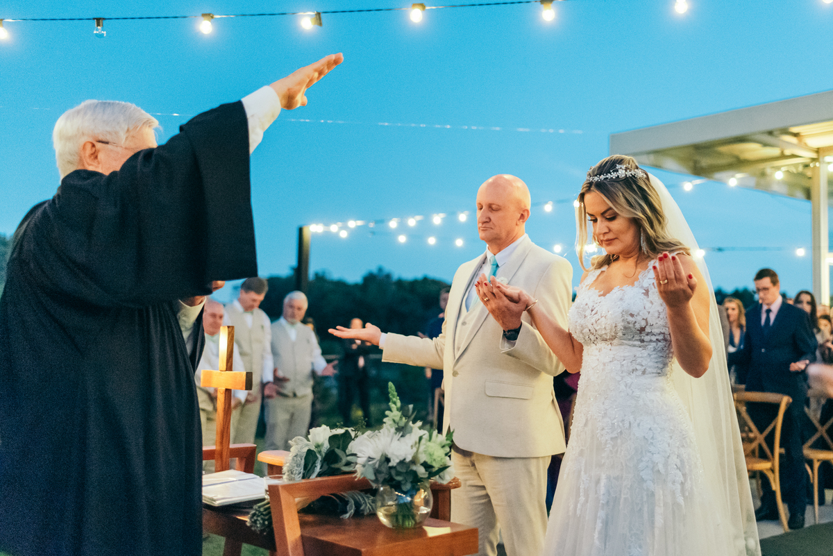 casamento de dia daniela radavelli fotógrafa na serra gaucha vestido de noiva cerimonia de casamento externo casamento  vale dos vinhedos
