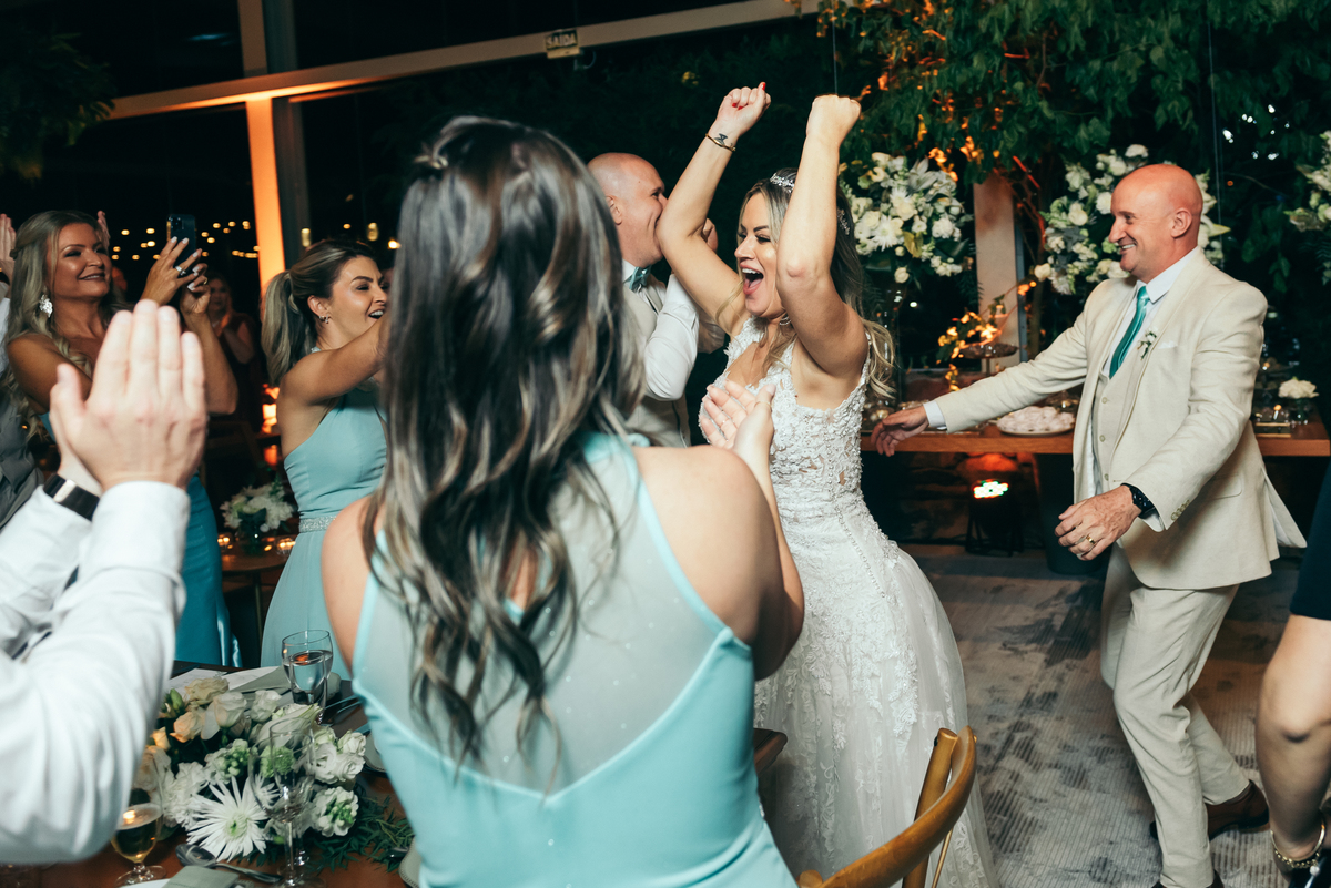 casamento de dia daniela radavelli fotógrafa na serra gaucha vestido de noiva cerimonia de casamento externo casamento vale dos vinhedos