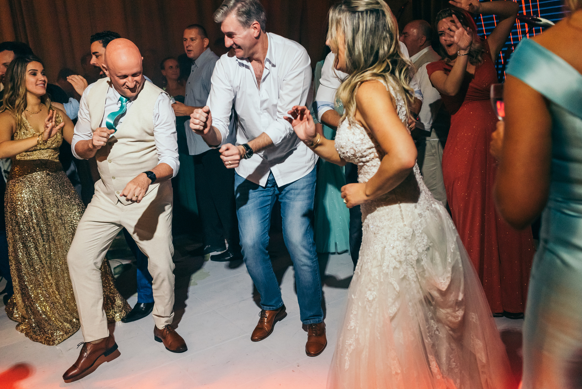 casamento de dia daniela radavelli fotógrafa na serra gaucha vestido de noiva cerimonia de casamento externo casamento  vale dos vinhedos