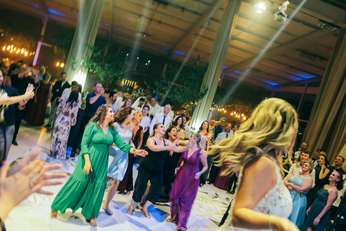 casamento de dia daniela radavelli fotógrafa na serra gaucha vestido de noiva cerimonia de casamento externo casamento  vale dos vinhedos