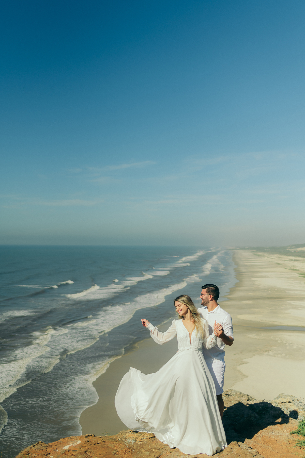 pre wedding ensaio em Torres daniela radavelli fotografia look de ensaio na praia casamento na praia  