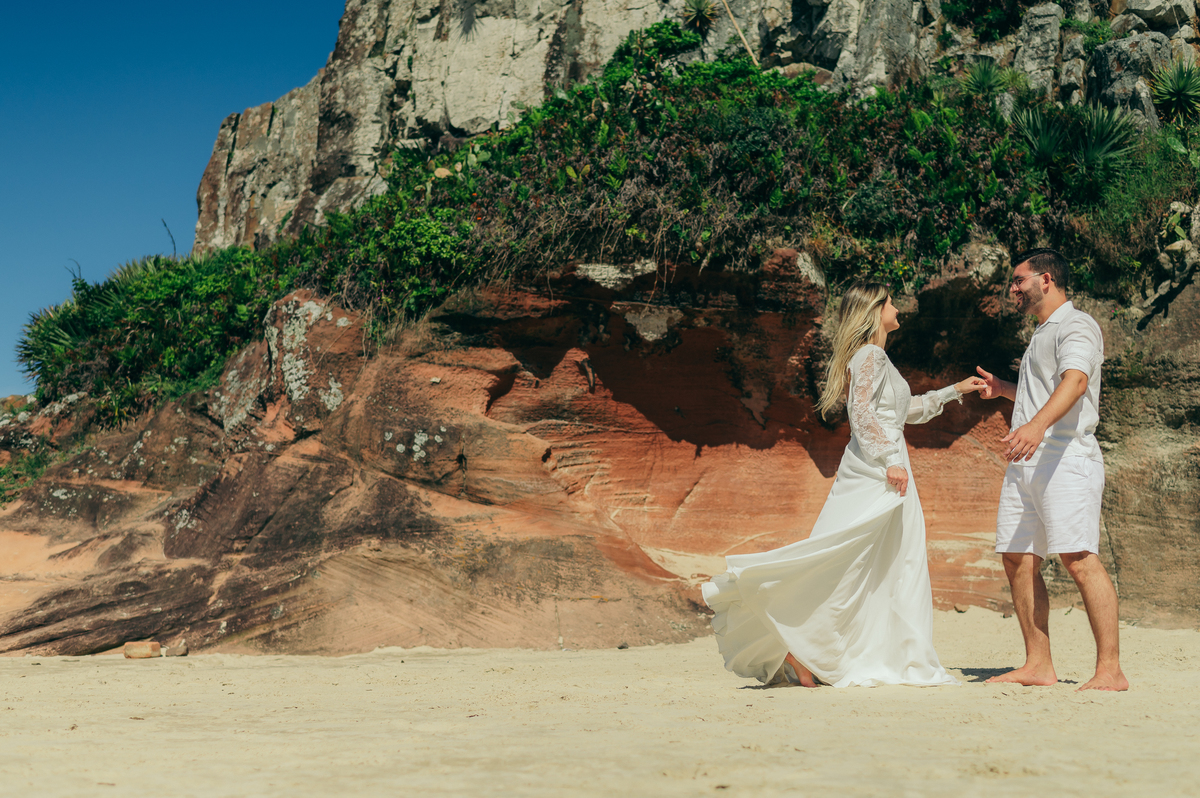 pre wedding ensaio em Torres daniela radavelli fotografia look de ensaio na praia casamento na praia  