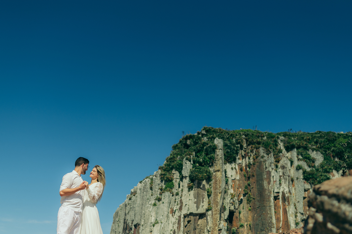 pre wedding ensaio em Torres daniela radavelli fotografia look de ensaio na praia casamento na praia  