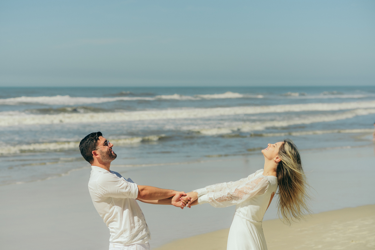 pre wedding ensaio em Torres daniela radavelli fotografia look de ensaio na praia casamento na praia  