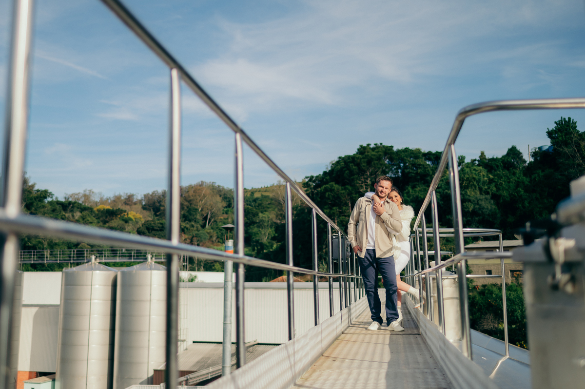 ensaio de casal em Monte Belo do Sul pré wedding na Serra Gaúcha daniela radavelli fotografia fotos com vinho e parreiral 