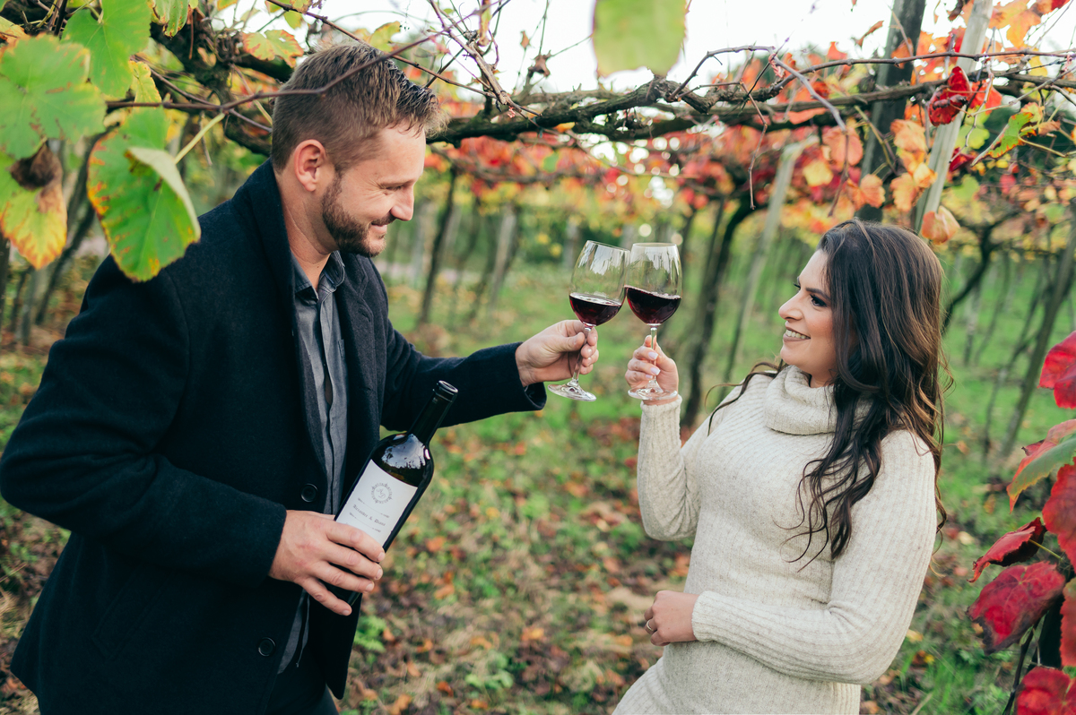 ensaio de casal em Monte Belo do Sul pré wedding na Serra Gaúcha daniela radavelli fotografia fotos com vinho e parreiral 