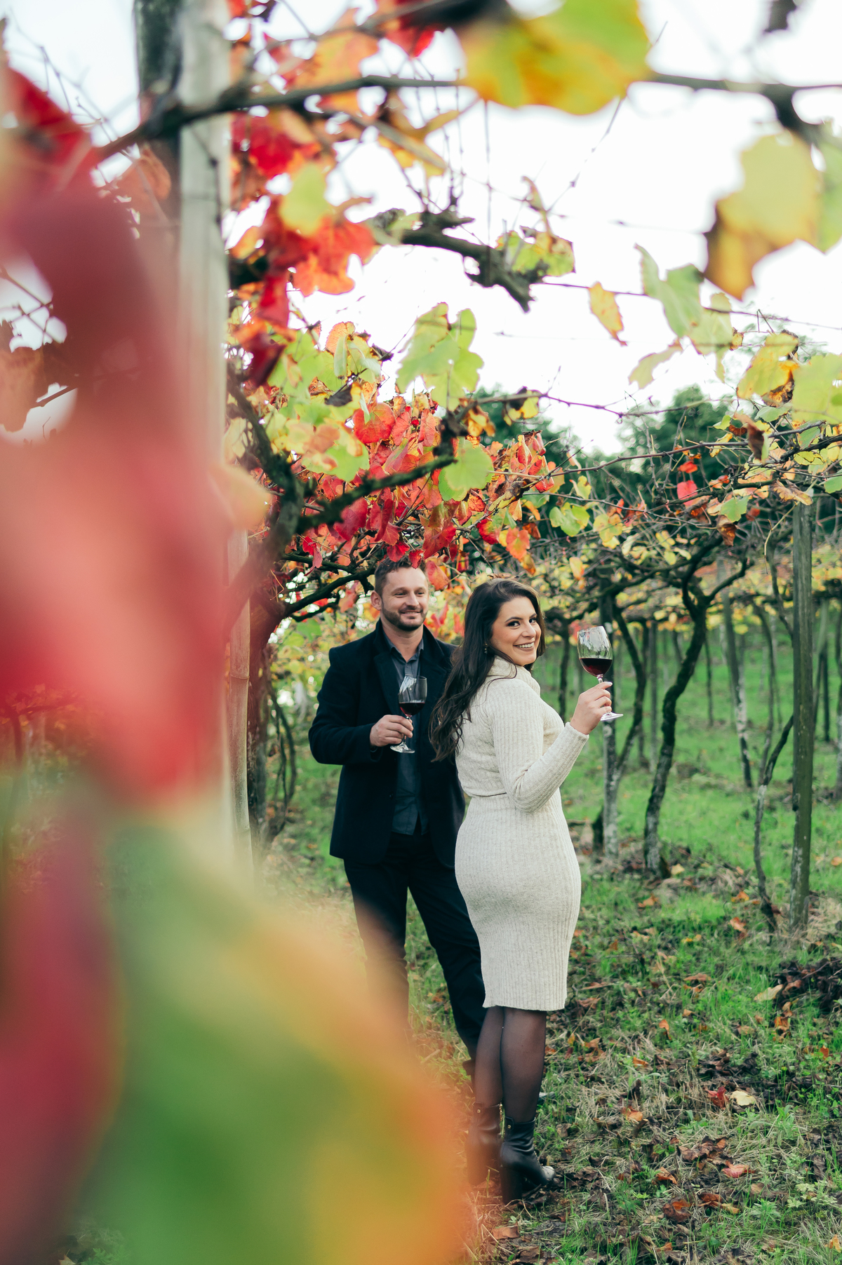 ensaio de casal em Monte Belo do Sul pré wedding na Serra Gaúcha daniela radavelli fotografia fotos com vinho e parreiral 