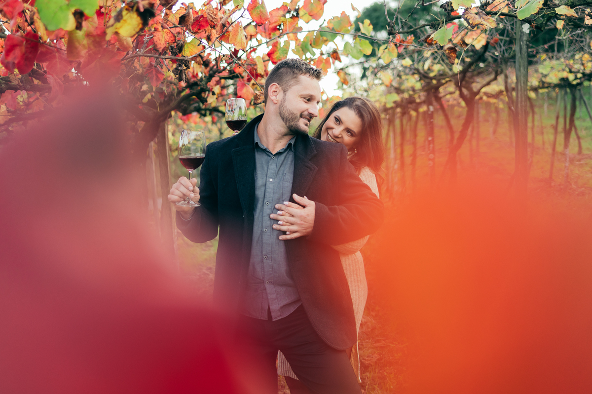 ensaio de casal em Monte Belo do Sul pré wedding na Serra Gaúcha daniela radavelli fotografia fotos com vinho e parreiral 