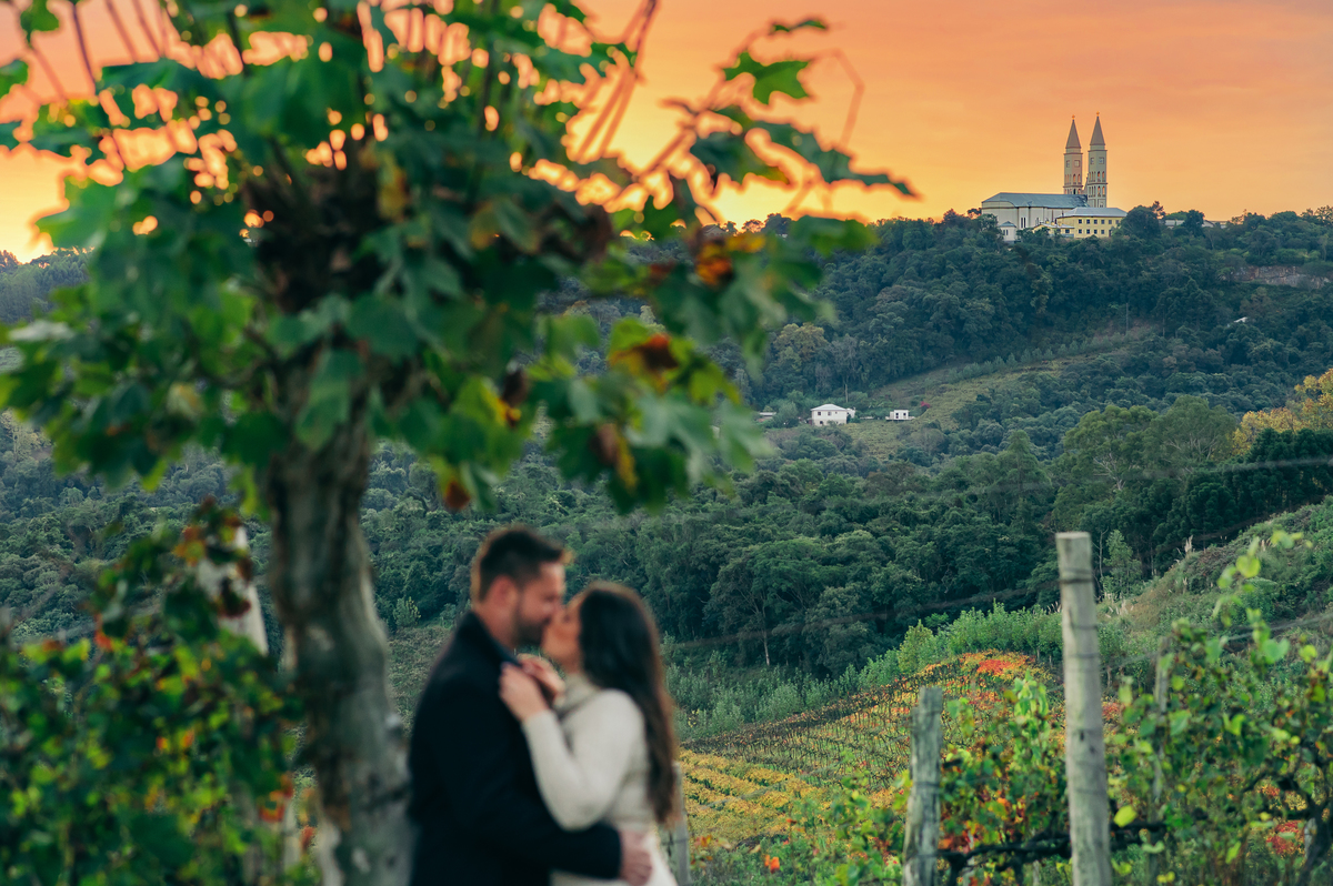 ensaio de casal em Monte Belo do Sul pré wedding na Serra Gaúcha daniela radavelli fotografia fotos com vinho e parreiral 